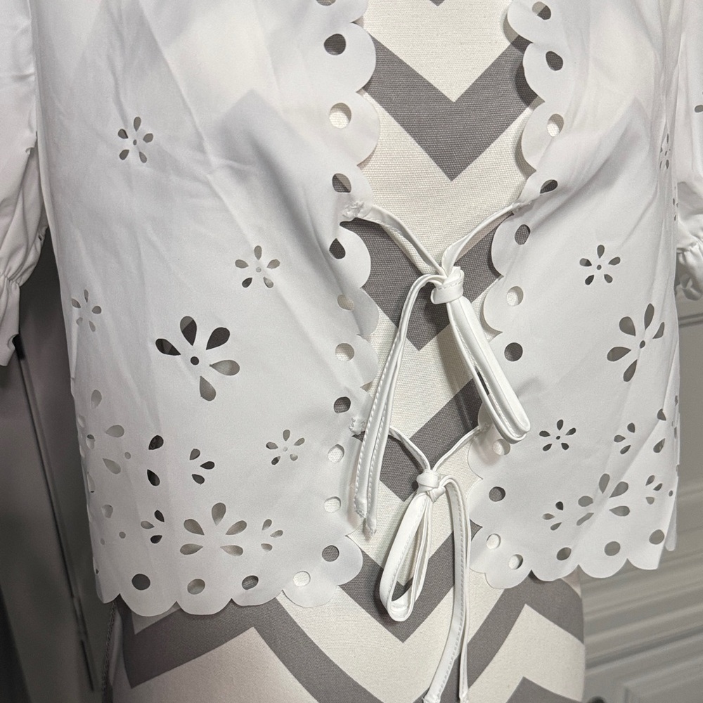 NWT SHEIN White Eyelet Tie Front Women's Top Size Small - Picture 2 of 10
